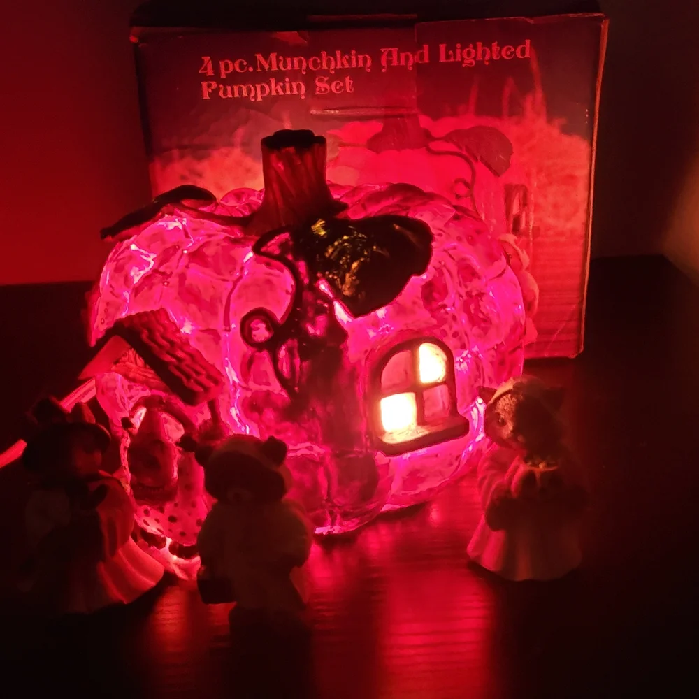 Munchkin Lighted Pumpkin Set with Figurines - Picture 4 of 9